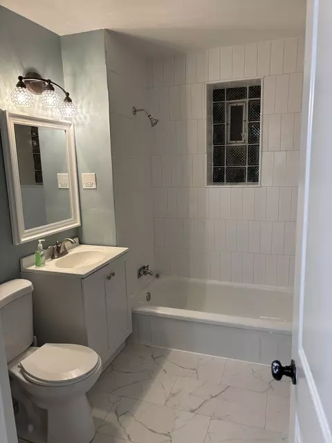 Bath - 115 Fellows Ct, Elmhurst, IL 60126 photo 2 of 2