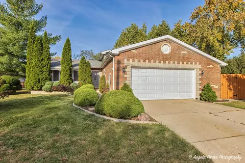 203 Springbrook Ct, Mchenry, IL 60050
