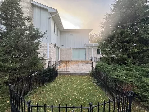 Exterior - 70 Graymoor Ln, Olympia Fields, IL 60461 photo 3 of 4