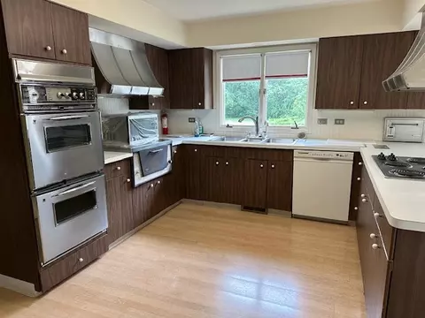 Kitchen - 70 Graymoor Ln, Olympia Fields, IL 60461 photo 2 of 4