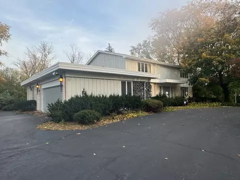 Exterior - 70 Graymoor Ln, Olympia Fields, IL 60461 photo 2 of 4