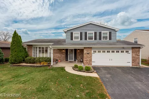 435 Monticello Ave, Westmont, IL 60559