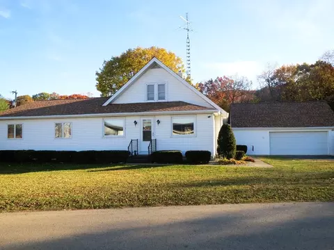 1027 Bluff Rd, Dixon, IL 61021