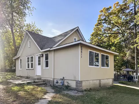 28611 W Mall Rd, Ingleside, IL 60041