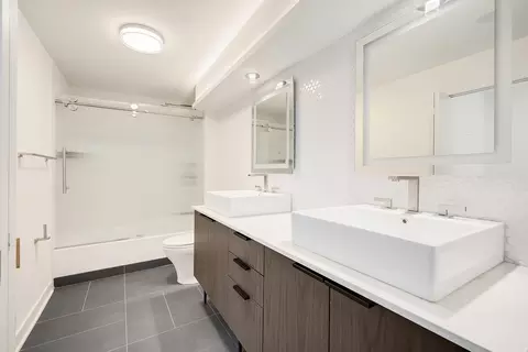 Bath - 110 E Delaware Pl #1004, Chicago, IL 60611 photo 1 of 2