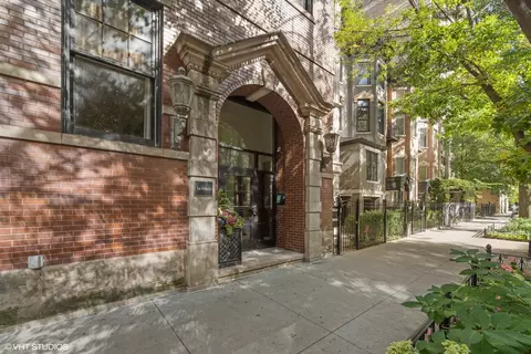 18 E Division St #3, Chicago, IL 60610