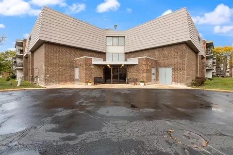 924 S Lake Ct #113, Westmont, IL 60559
