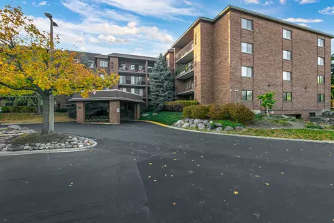 51 Old Oak Dr #117, Buffalo Grove, IL 60089