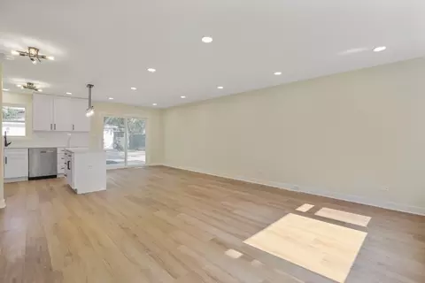 Living - 225 Broker Ave, Itasca, IL 60143 photo 6 of 10