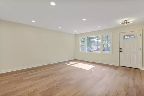 Living - 225 Broker Ave, Itasca, IL 60143 photo 10 of 10