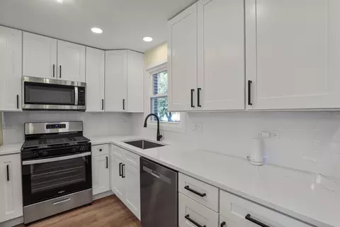 Kitchen - 225 Broker Ave, Itasca, IL 60143 photo 4 of 5