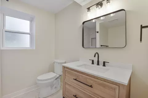 Bath - 225 Broker Ave, Itasca, IL 60143 photo 3 of 3