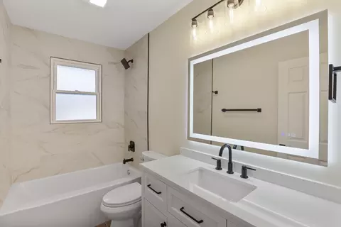 Bath - 225 Broker Ave, Itasca, IL 60143 photo 2 of 3