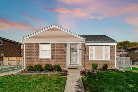3842 Howard St, Skokie, IL 60076