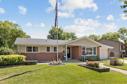 208 Fern Dr, Elk Grove Village, IL 60007