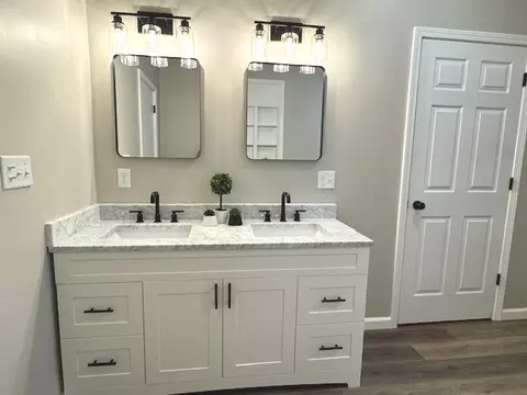 Bath - 415 W 9th St, Dixon, IL 61021 photo 3 of 6