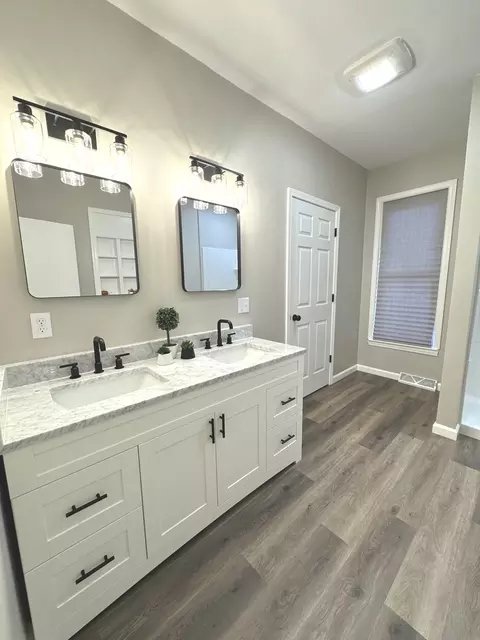 Bath - 415 W 9th St, Dixon, IL 61021 photo 1 of 6
