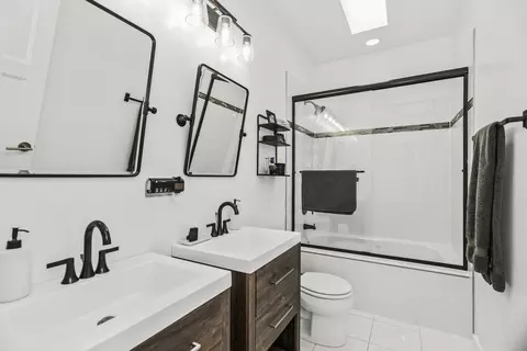 Bath - 4055 N Drake Ave, Chicago, IL 60618 photo 3 of 4