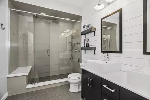 Bath - 4055 N Drake Ave, Chicago, IL 60618 photo 2 of 4