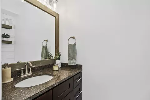 Bath - 4055 N Drake Ave, Chicago, IL 60618 photo 1 of 4