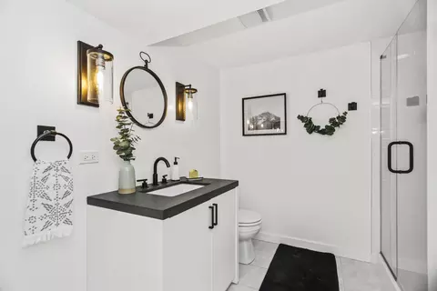Bath - 4055 N Drake Ave, Chicago, IL 60618 photo 4 of 4