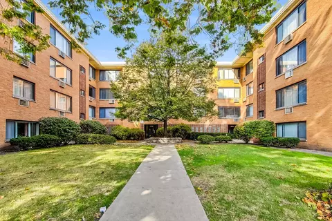2700 W Lunt Ave #402, Chicago, IL 60645