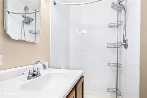 Bath - 5306 Brier Glen Dr, Plainfield, IL 60586 photo 6 of 6