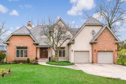212 Carriage Hill Cir, Libertyville, IL 60048