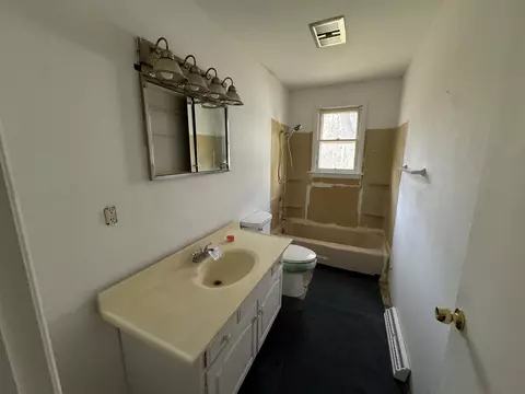 Bath - 417 Monroe Ave, Dixon, IL 61021 photo 1 of 1