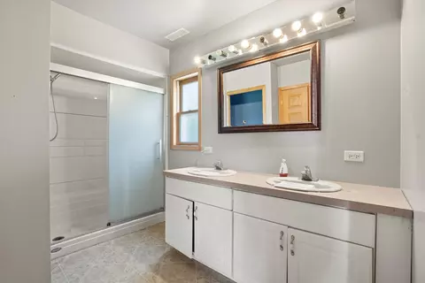 Bath - 9050 Elm Ave, Burr Ridge, IL 60527 photo 1 of 5