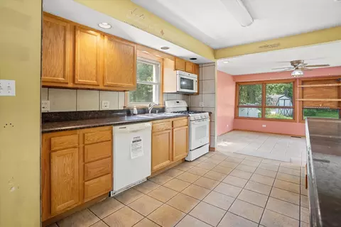 Kitchen - 9050 Elm Ave, Burr Ridge, IL 60527 photo 1 of 3