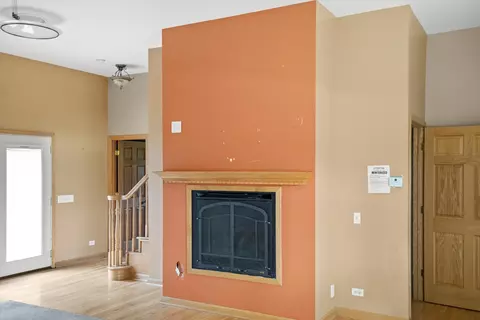 Living - 9050 Elm Ave, Burr Ridge, IL 60527 photo 3 of 4