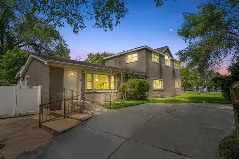 Exterior - 9050 Elm Ave, Burr Ridge, IL 60527 photo 2 of 8