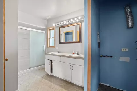 Bath - 9050 Elm Ave, Burr Ridge, IL 60527 photo 4 of 5