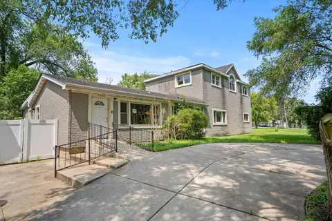 Exterior - 9050 Elm Ave, Burr Ridge, IL 60527 photo 1 of 8
