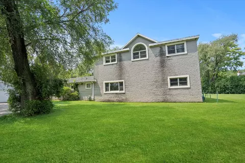 Exterior - 9050 Elm Ave, Burr Ridge, IL 60527 photo 3 of 8