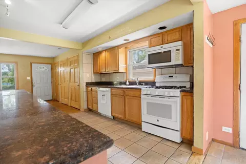 Kitchen - 9050 Elm Ave, Burr Ridge, IL 60527 photo 2 of 3