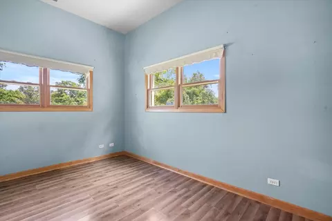 Bedroom - 9050 Elm Ave, Burr Ridge, IL 60527 photo 4 of 5