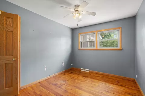Bedroom - 9050 Elm Ave, Burr Ridge, IL 60527 photo 1 of 5