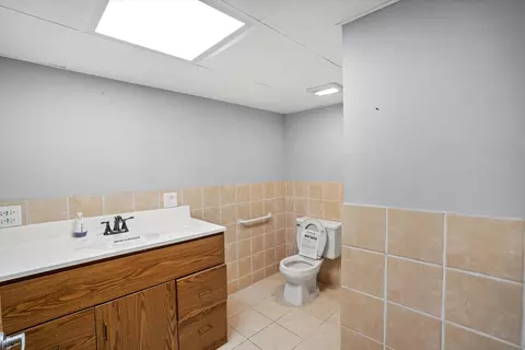 Bath - 9050 Elm Ave, Burr Ridge, IL 60527 photo 5 of 5