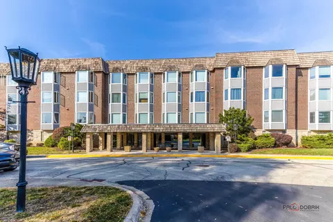300 Thames Pkwy #2J, Park Ridge, IL 60068