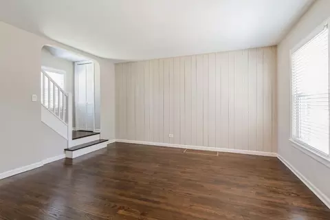 Living - 779 S Wolf Rd, Des Plaines, IL 60016 photo 1 of 2