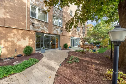 2009 Harrison St #204, Evanston, IL 60201