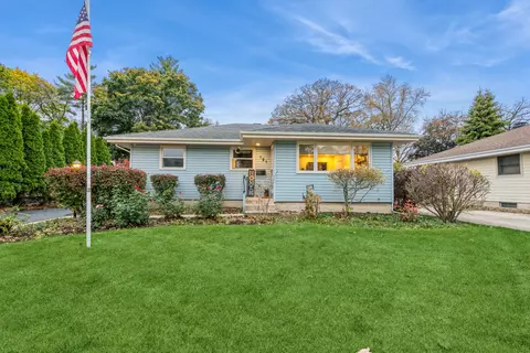 121 E Hawthorne Blvd, Mundelein, IL 60060