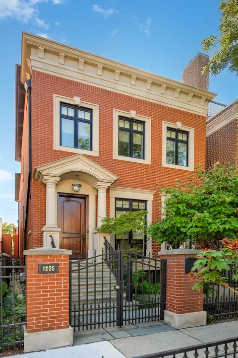 1225 W Henderson St, Chicago, IL 60657