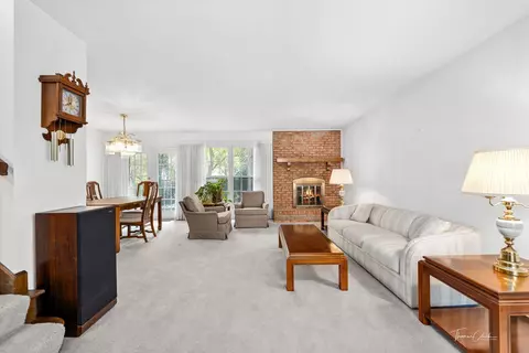 1816 Courtenay Dr, Wheaton, IL 60189 photo 2