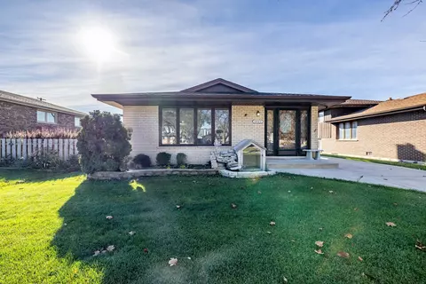 5825 W 88th Pl, Oak Lawn, IL 60453