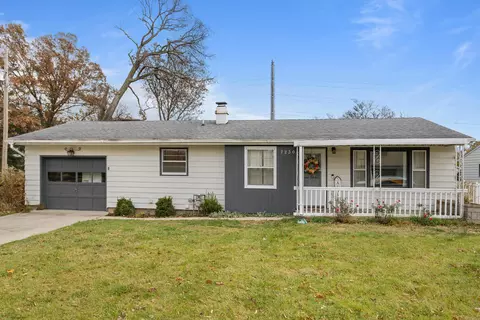 7230 Sunset Dr, Clinton, IL 61727