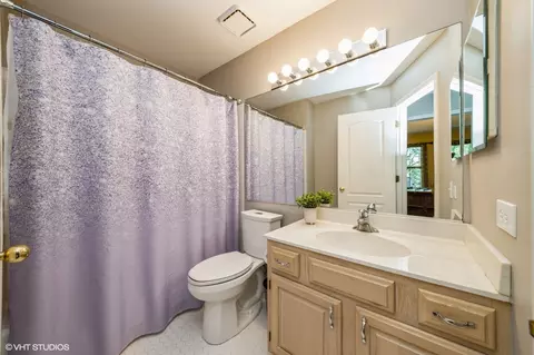 Bath - 1541 Diamond Dr, Hoffman Estates, IL 60192 photo 4 of 5