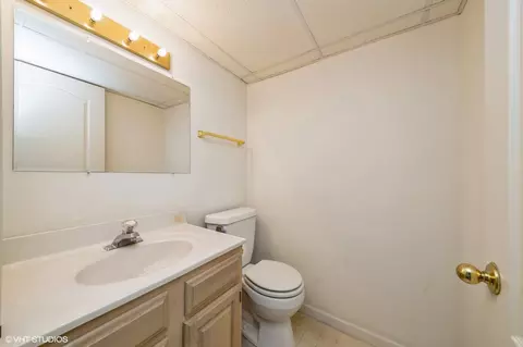 Bath - 1541 Diamond Dr, Hoffman Estates, IL 60192 photo 5 of 5